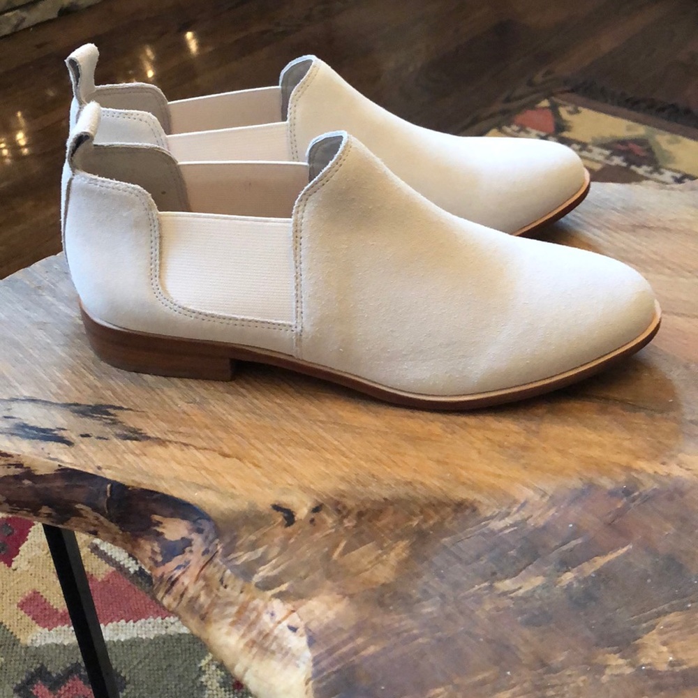 NWOT. G.H. Bass ankle boots.